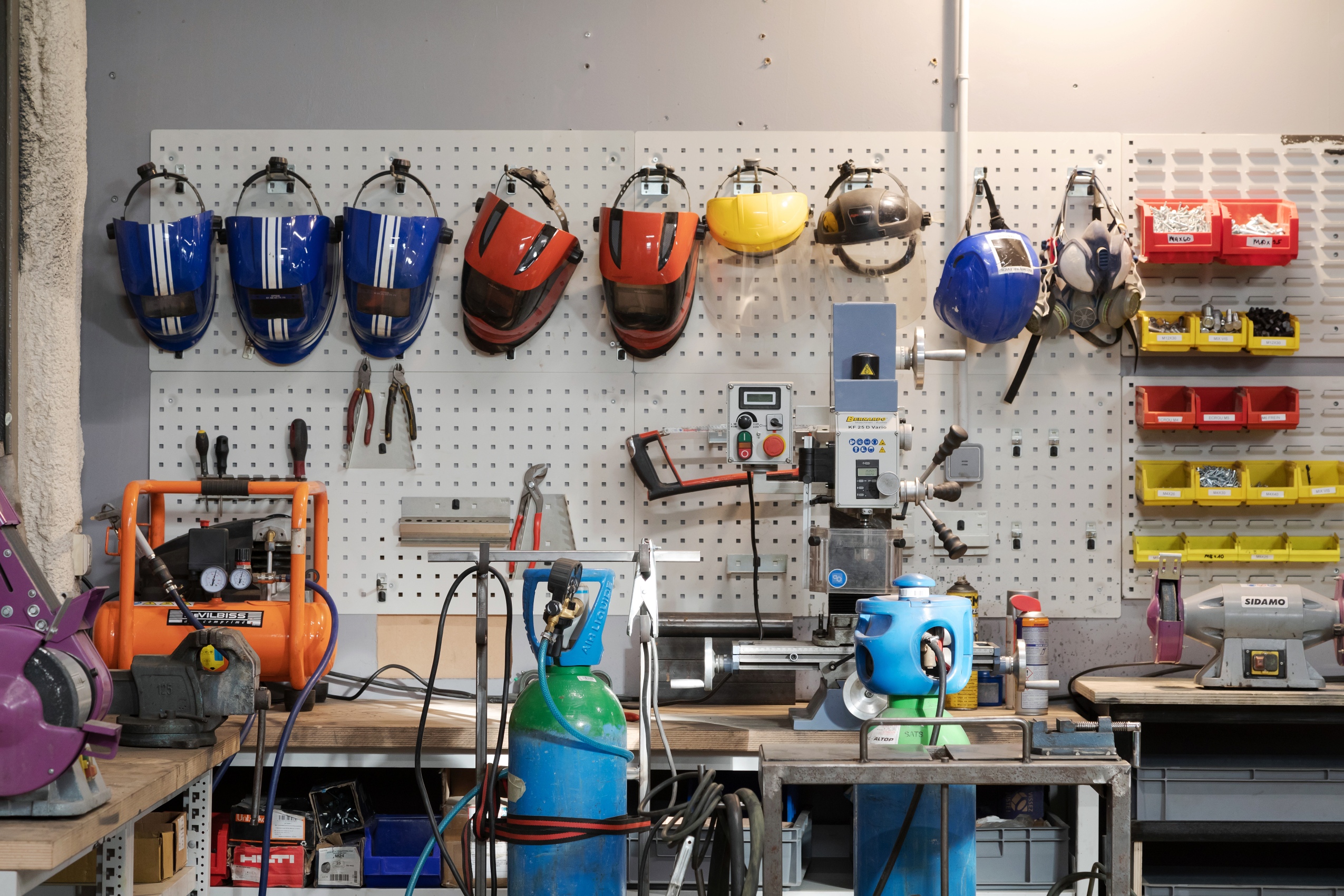 Dans l’atelier métal, on retrouve des perceuses et scies diverses, des casques de protection ou encore des fers à souder et de la quincaillerie.